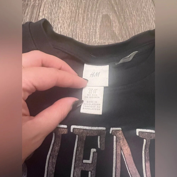 H&M WB Womens  FRIENDS Black Rare Crew Neck T Shirt Top XS Matthew Perry - Picture 3 of 6